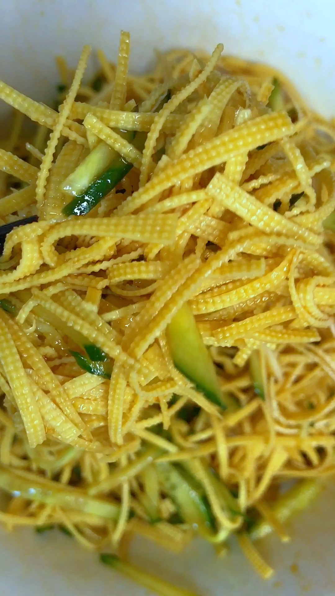 用豆腐皮和黄瓜做一道凉拌菜