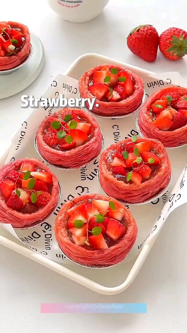 草莓流心蛋挞酥脆香甜