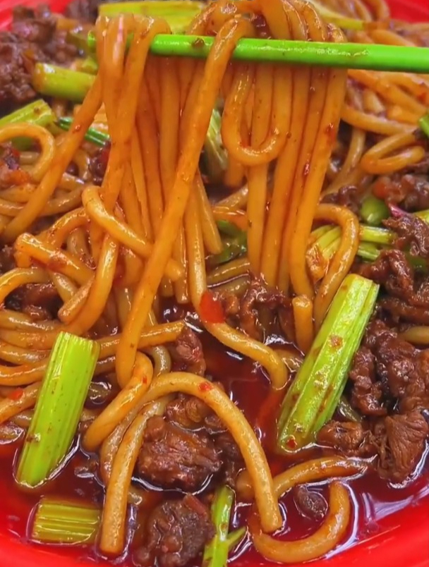 新疆丫头子们最爱的新疆牛肉炒米粉来咯