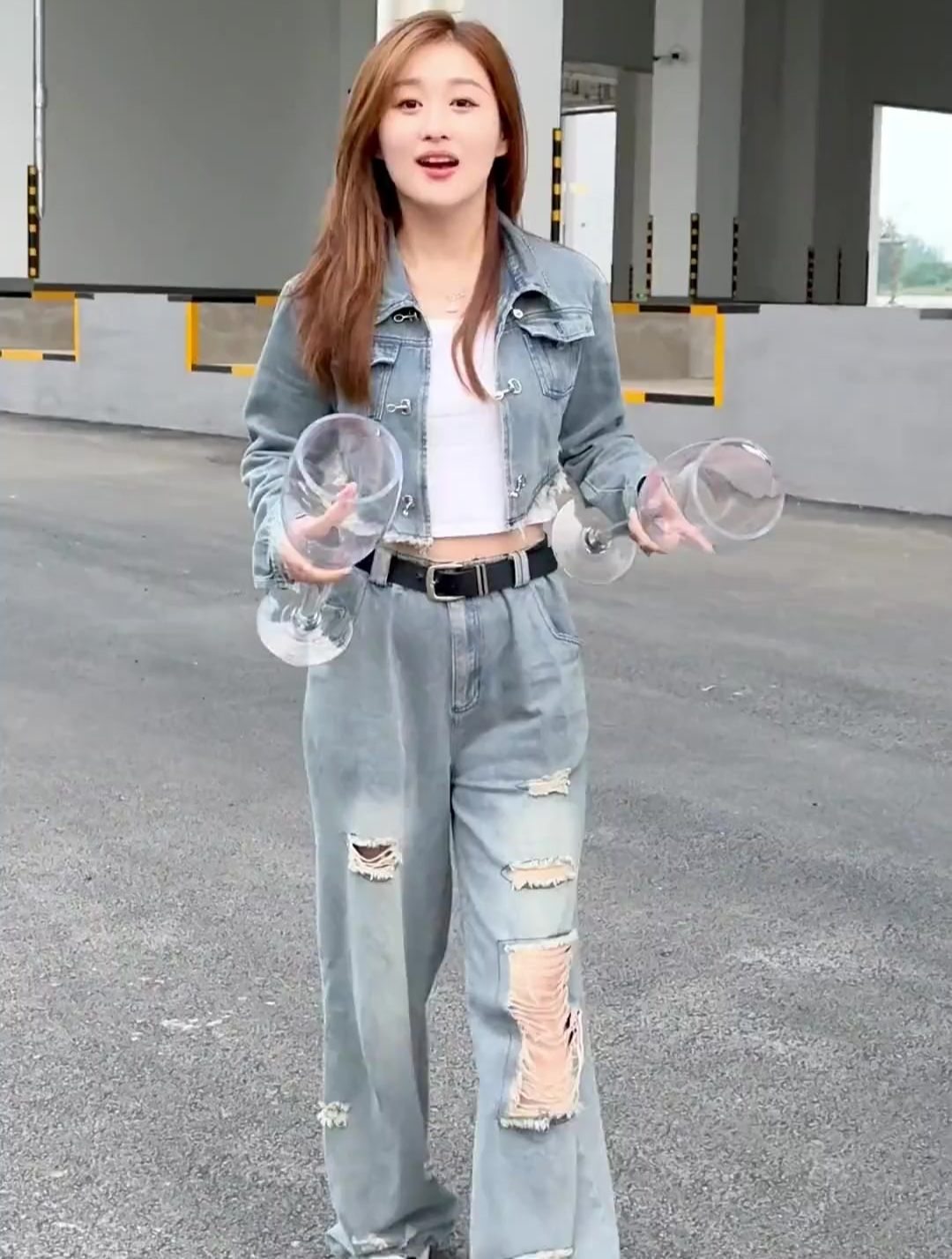 有位粉丝大哥让我去挑战跟他碰一杯,请我吃虾尾,挑战成功!