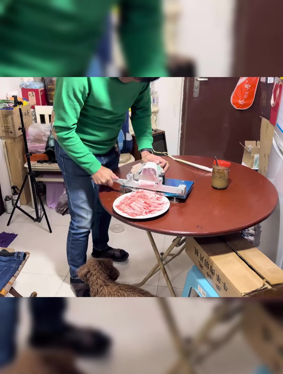 天气突然降温大孙告诉爷爷吃涮羊肉