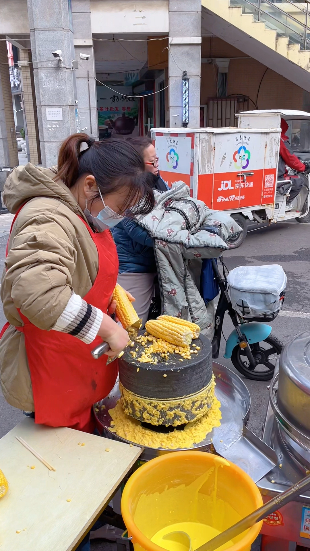 家里不吃的玉米不要丢了,我们用它来做这个石磨黄金玉米饼