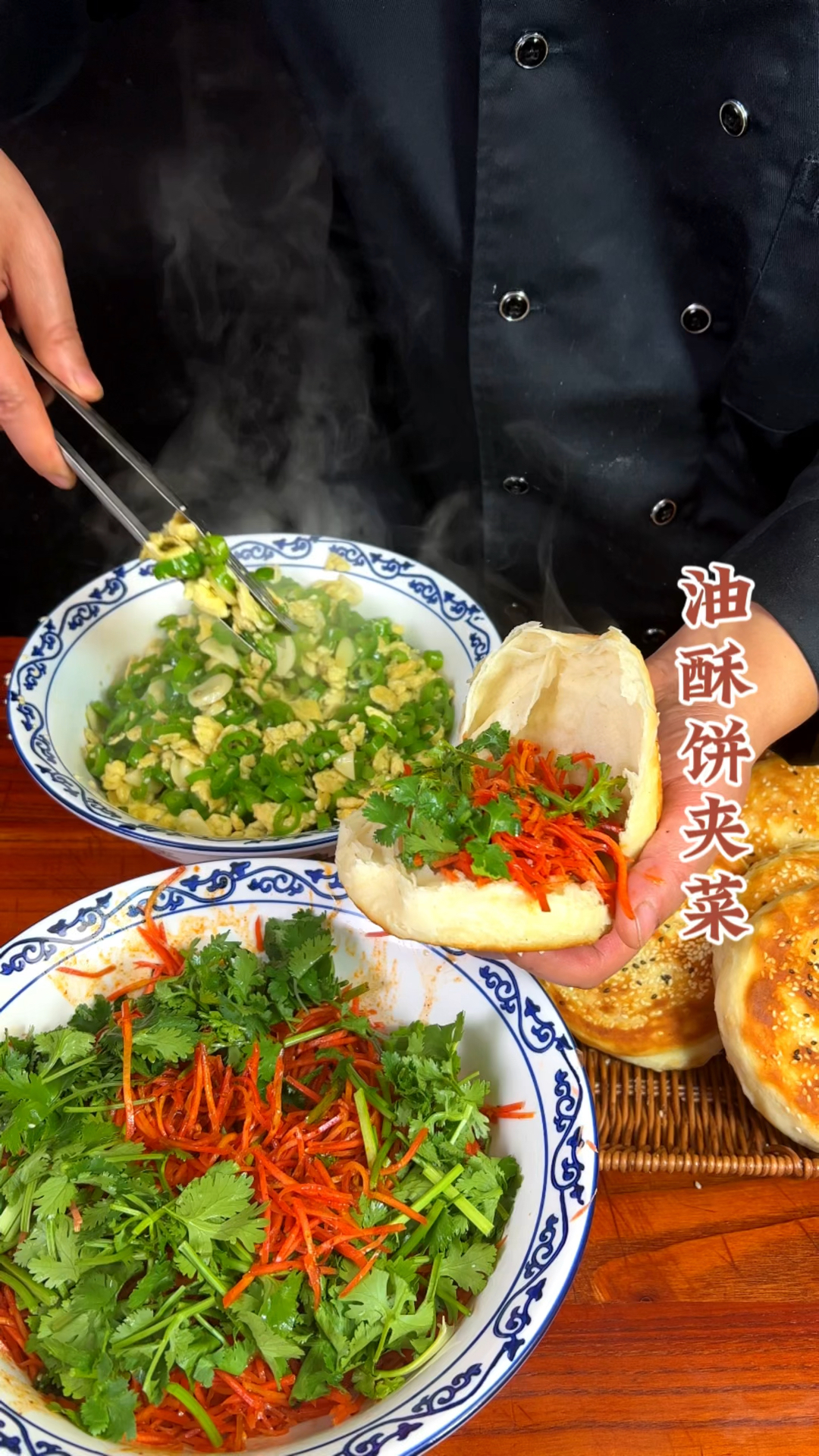 在我们西安,早餐经常吃的的油酥饼怎样制作出这种金黄酥脆,各个都是鼓鼓的效果呢?