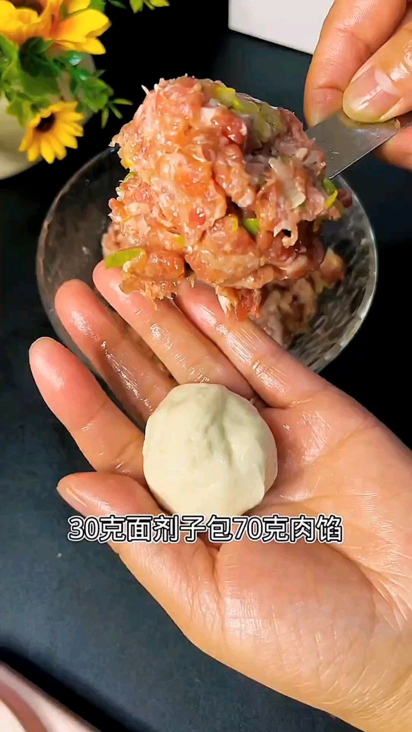 30克面剂子包70克肉馅。这样的大肉馅饼吃起来超过瘾