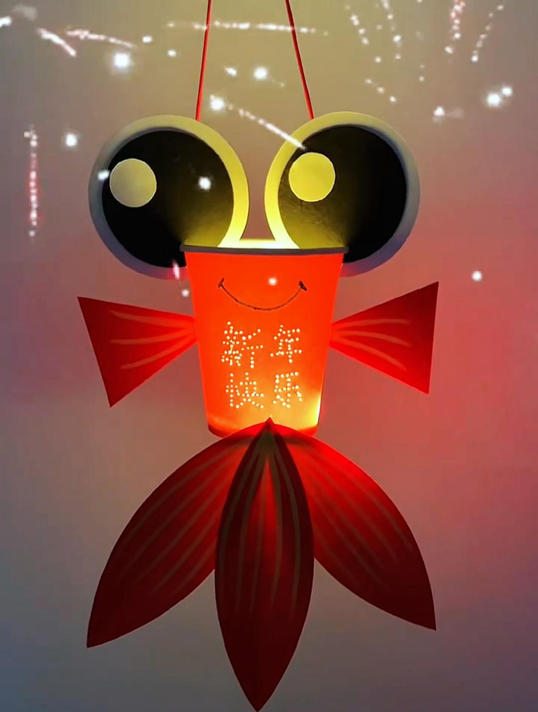 用纸杯制作漂亮的年年有鱼灯笼,还有新年的祝福,简单好看