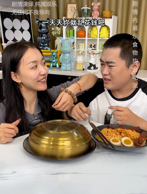 巧克力 在彬彬面前吃“手链”,看看他的反应