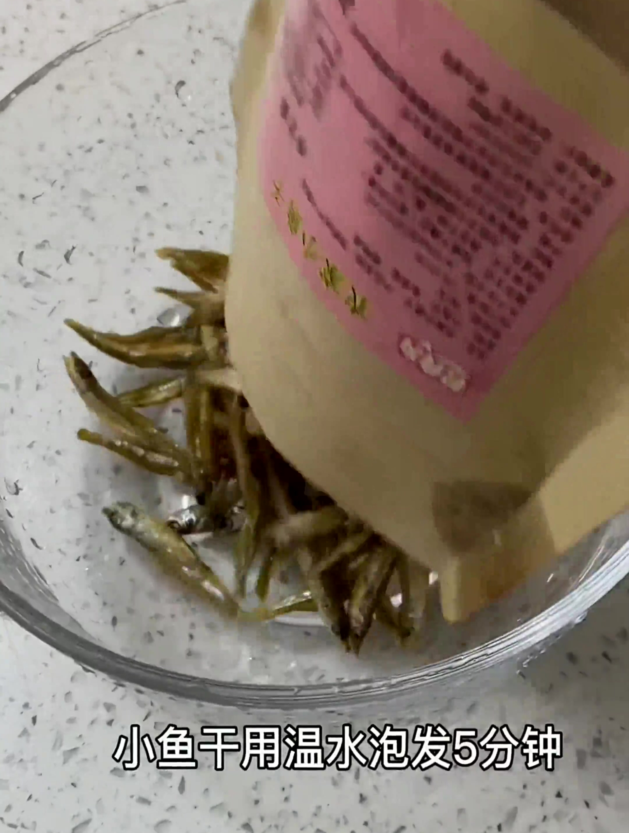 老妈的拿手菜,5分钟快手菜爆炒小鱼仔,每次一上桌就秒光盘