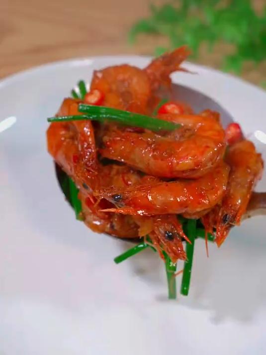 年夜饭的大虾不要总是白灼了,试试这道香辣大虾,香辣有味
