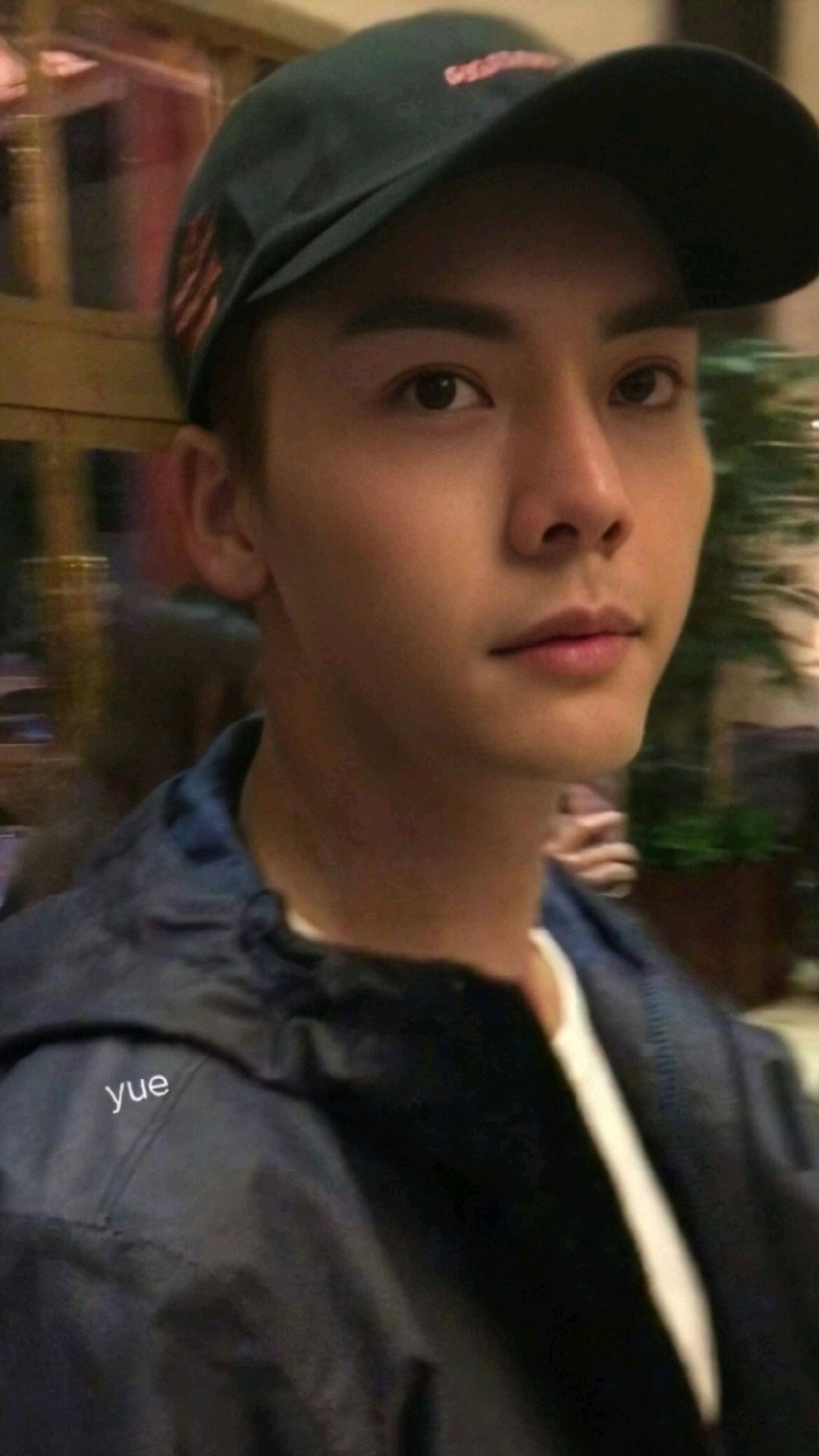 陈伟霆素颜无修图,太帅了,颜值气场身材都很好,穿运动服都好看