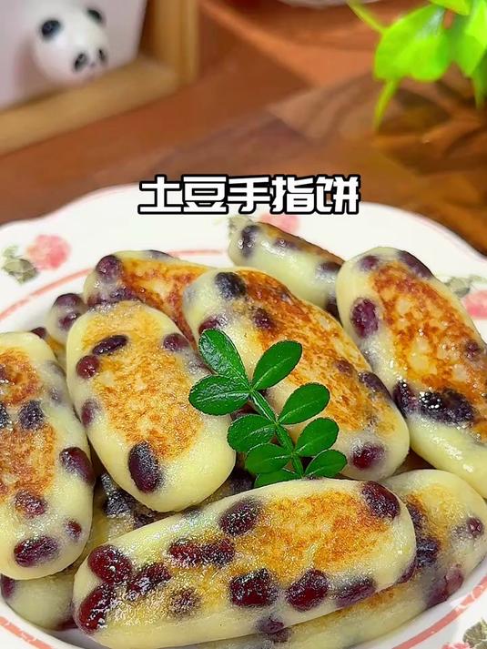 用一个土豆搭配红豆做出来的手指饼