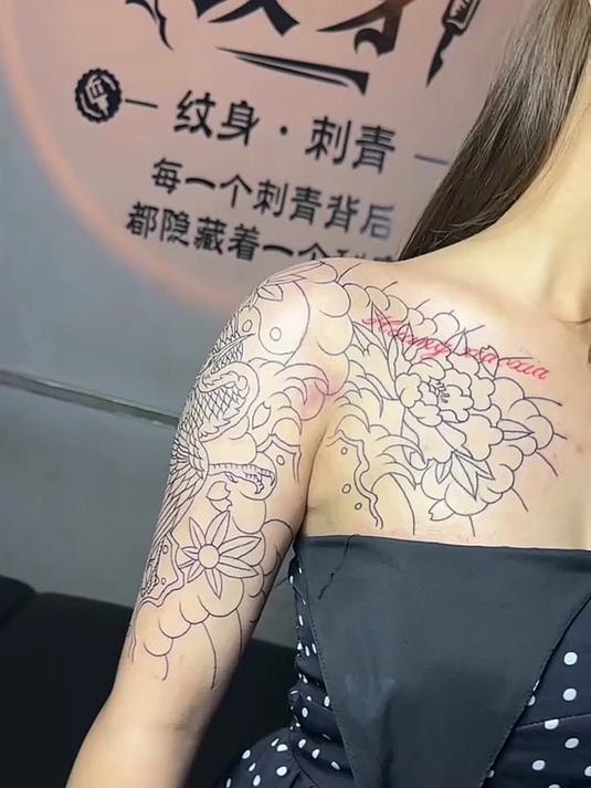 小姐姐半甲纹身,家里人还不知道,一身反骨