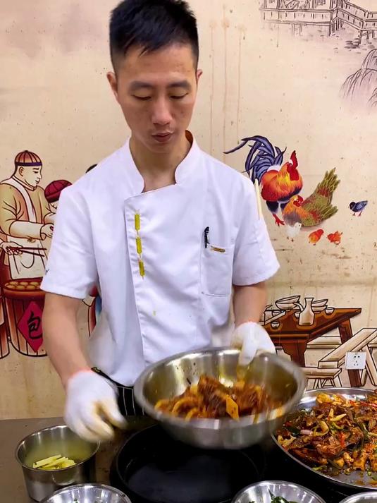 铁板鸡架,铁板炸的外皮酥脆肉质嫩滑,撒上孜然辣椒粉~