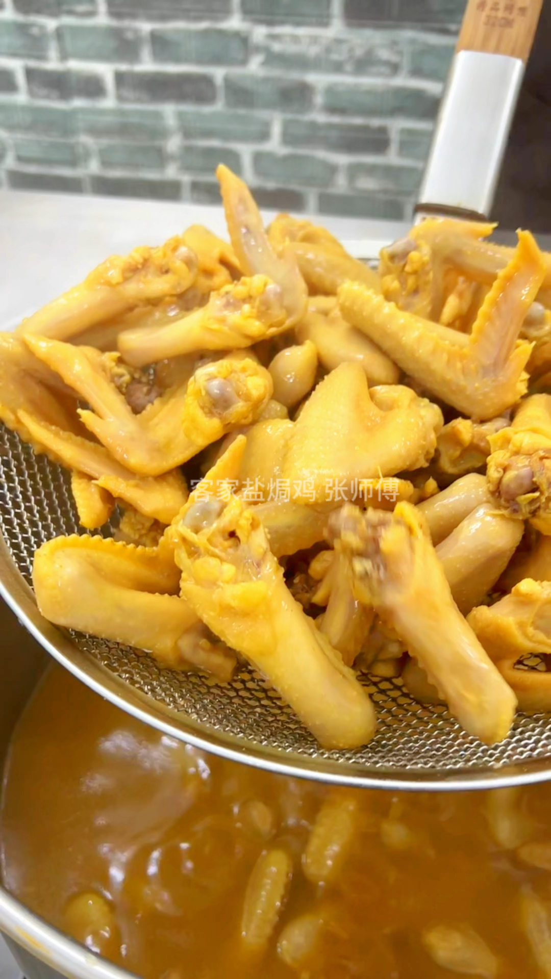 盐焗鸡翅家常版做法:鸡翅5斤,盐焗王调味料180克,胡椒粉2克,盐2克,沙姜2克