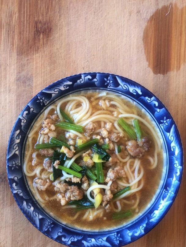 热汤面条怎么做好吃,分享一道肉末青菜面