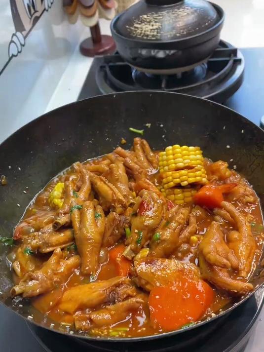 今天又做了一个孩子们点名要吃的鲜虾鸡翅煲,又鲜又香