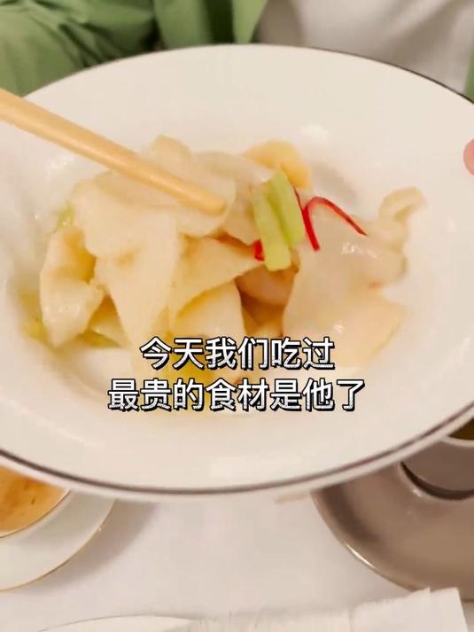 今天带大家体验香港黑珍珠三钻餐厅!