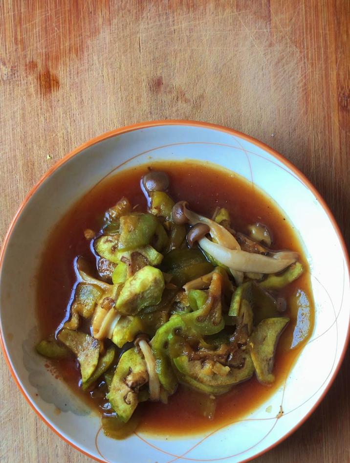 圆茄子的家常做法,分享一道圆茄子炒蟹味菇