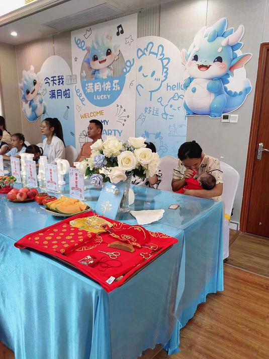 婴儿宝宝的满月仪式,坐在蛋糕前的小姑娘们不淡定了,很想吃蛋糕