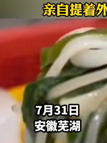 女子在某平台点20元麻辣烫,感觉就一口的量 便去店里理论