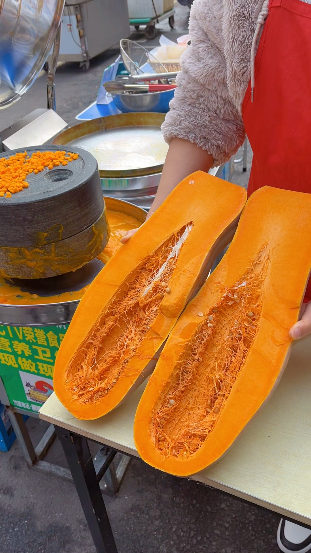 南瓜饼做法:南瓜800克,米粉100克,酵母4克,牛奶90克,白糖60克,水700克,面粉