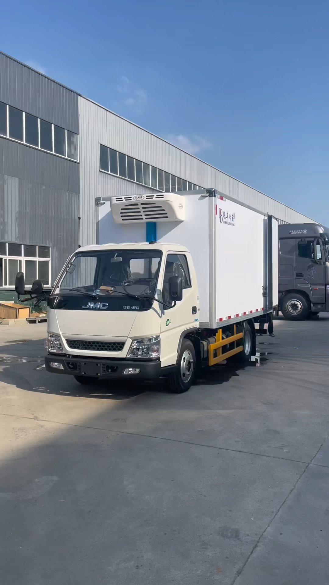 3.7米江铃顺达小卡海鲜冷藏车,江铃493发动机123马力,定做异型鱼箱7个安装液氮氧气罐