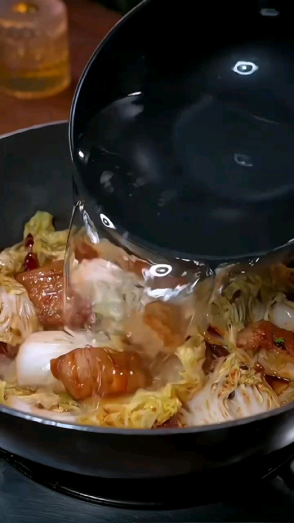 天气一冷我就喜欢给家人做猪肉白菜炖粉条,做法简单全家都爱吃。