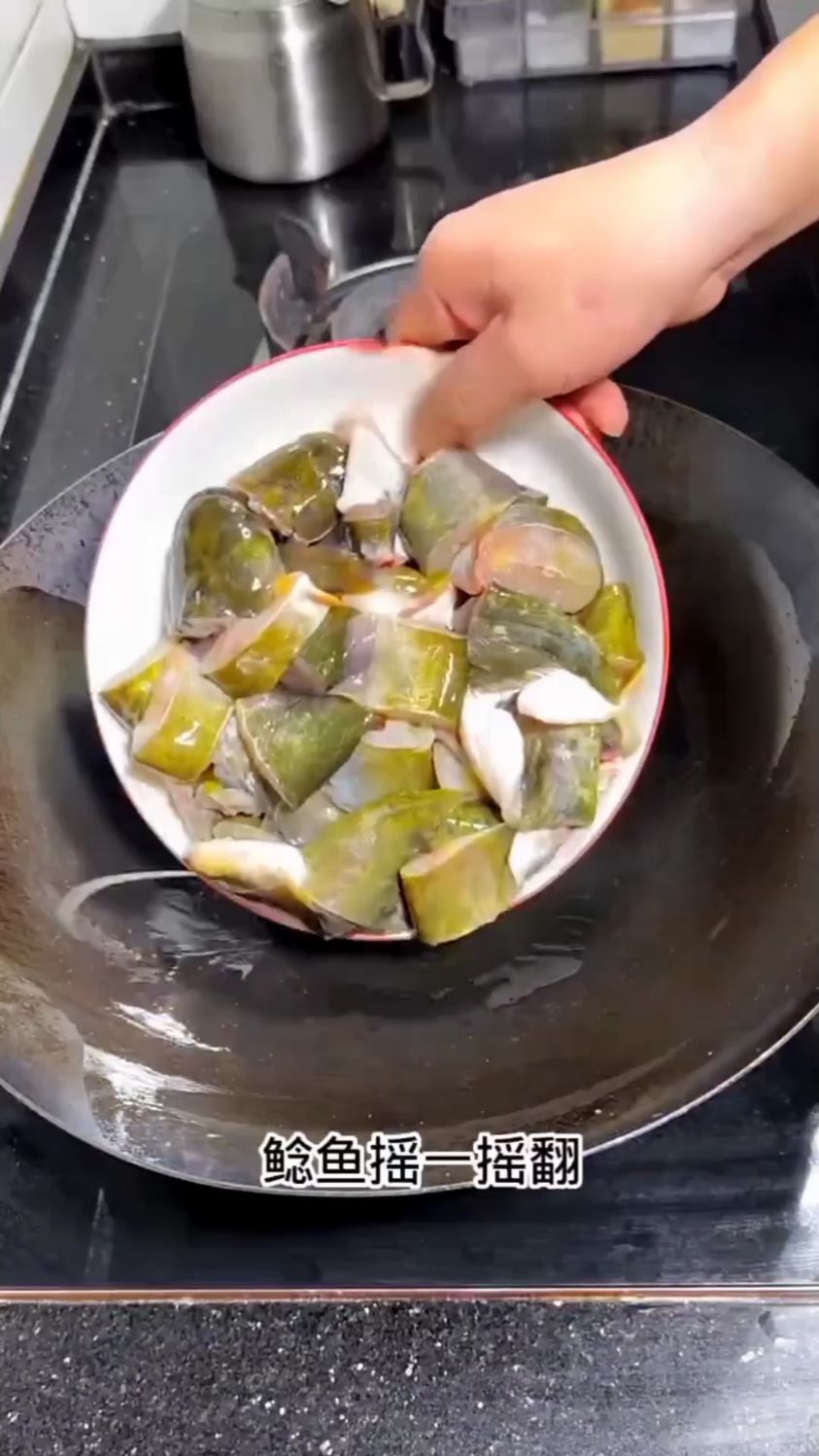 鲶鱼炖酸菜的做法