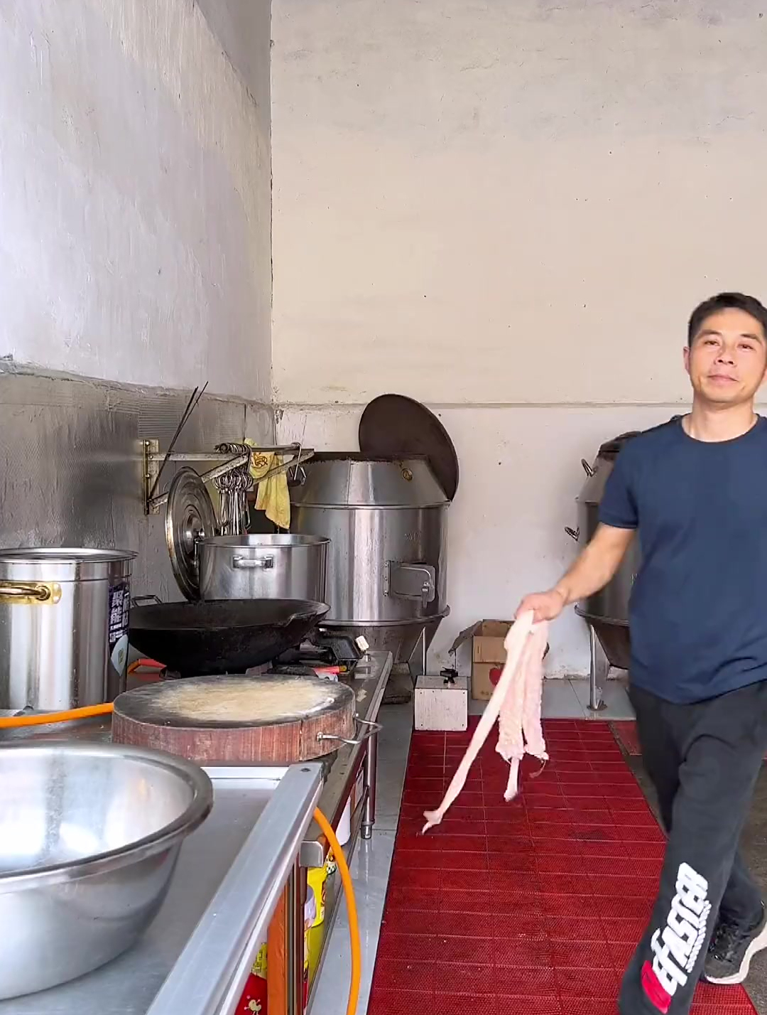 今天给大家做一个假烧鹅,今天又找回了当年做厨师的感觉。