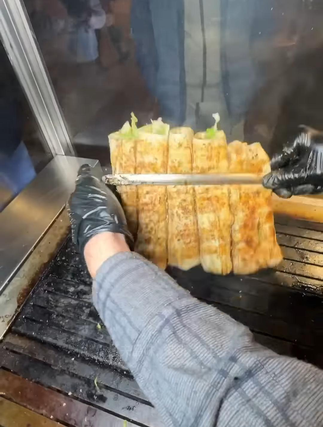 香气四溢的烤鱼肉卷,来自土耳其伊斯坦布尔