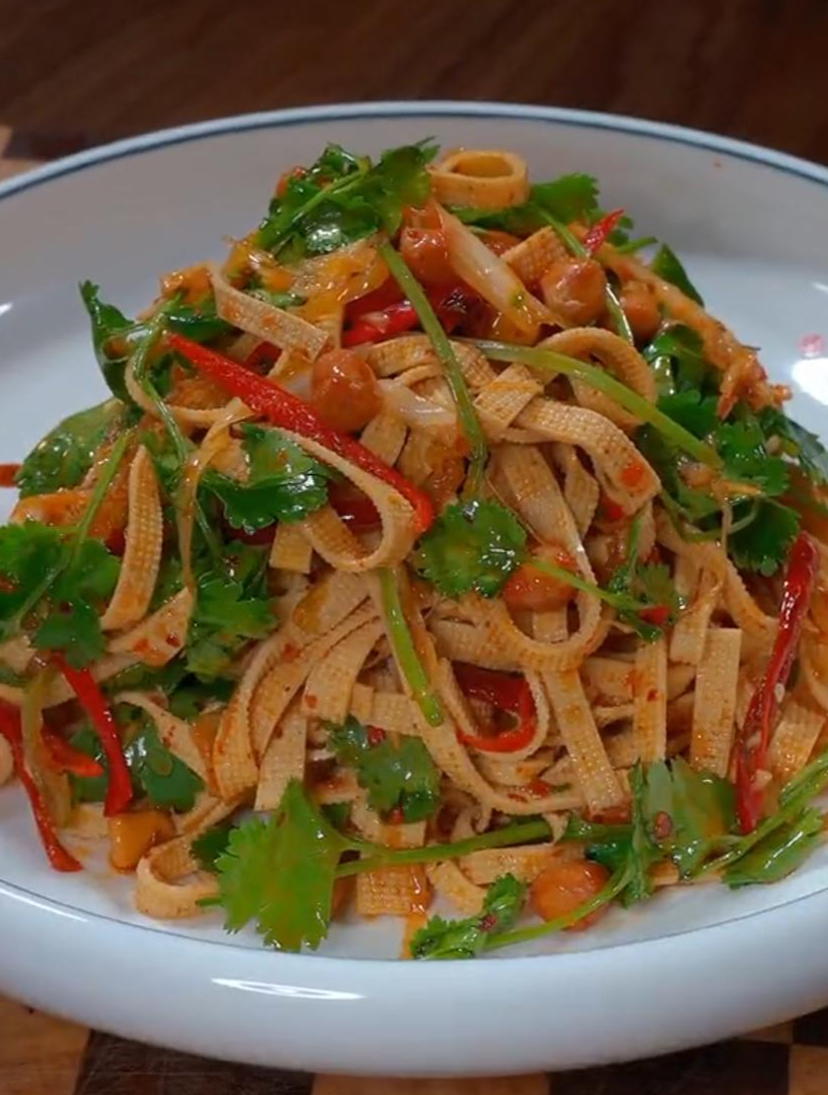 年夜饭上的大鱼大肉吃腻,那你一定得试试凉拌干豆腐丝,香辣爽口