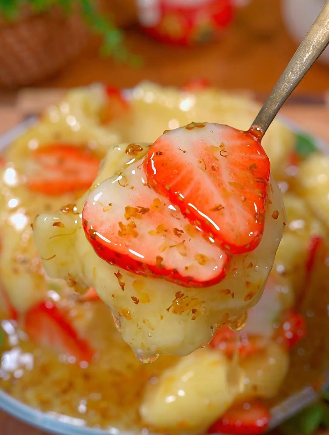 一道好吃又好看的草莓土豆泥蛋糕就做好了,尤其适合老人和孩子吃