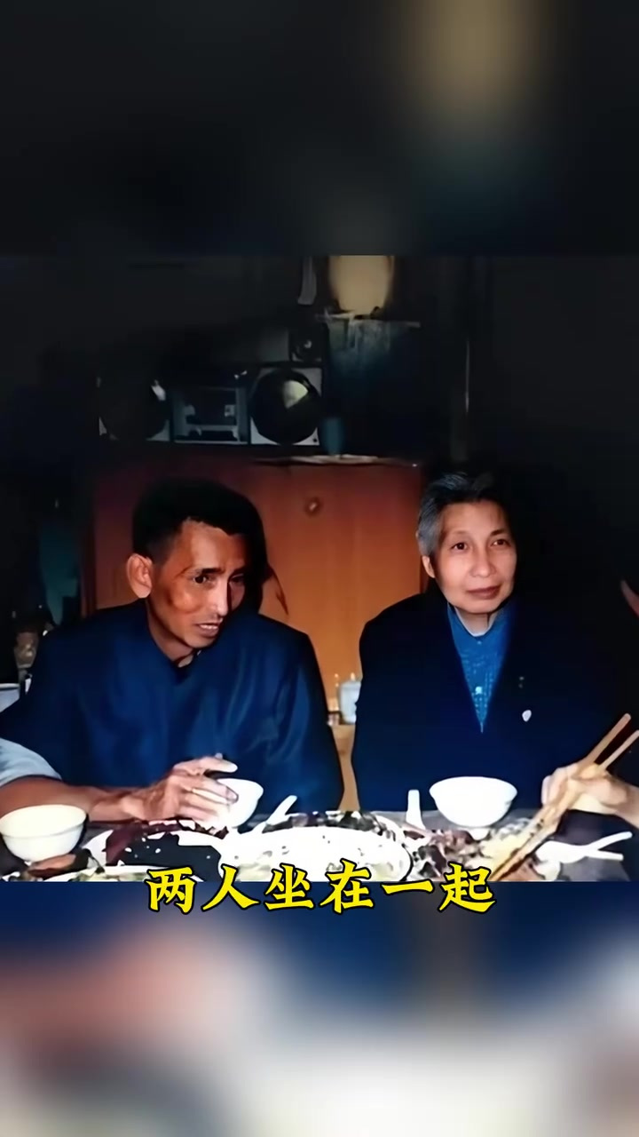 晚年时期的曾志与大儿子石来发,共进晚餐的照片,画面温暖和谐