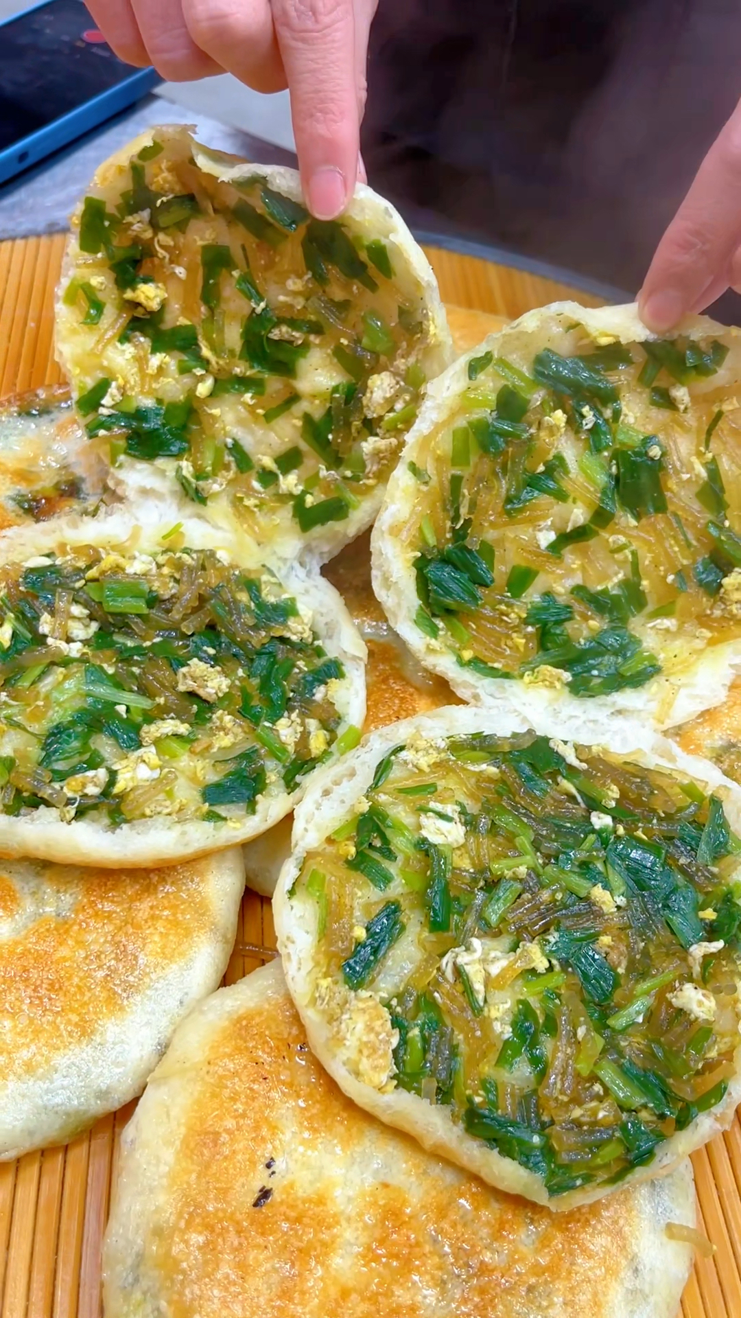 韭菜馅饼做法:500克韭菜切碎,3个鸡蛋炒熟,150克粉丝切碎,10克盐,8克鸡精