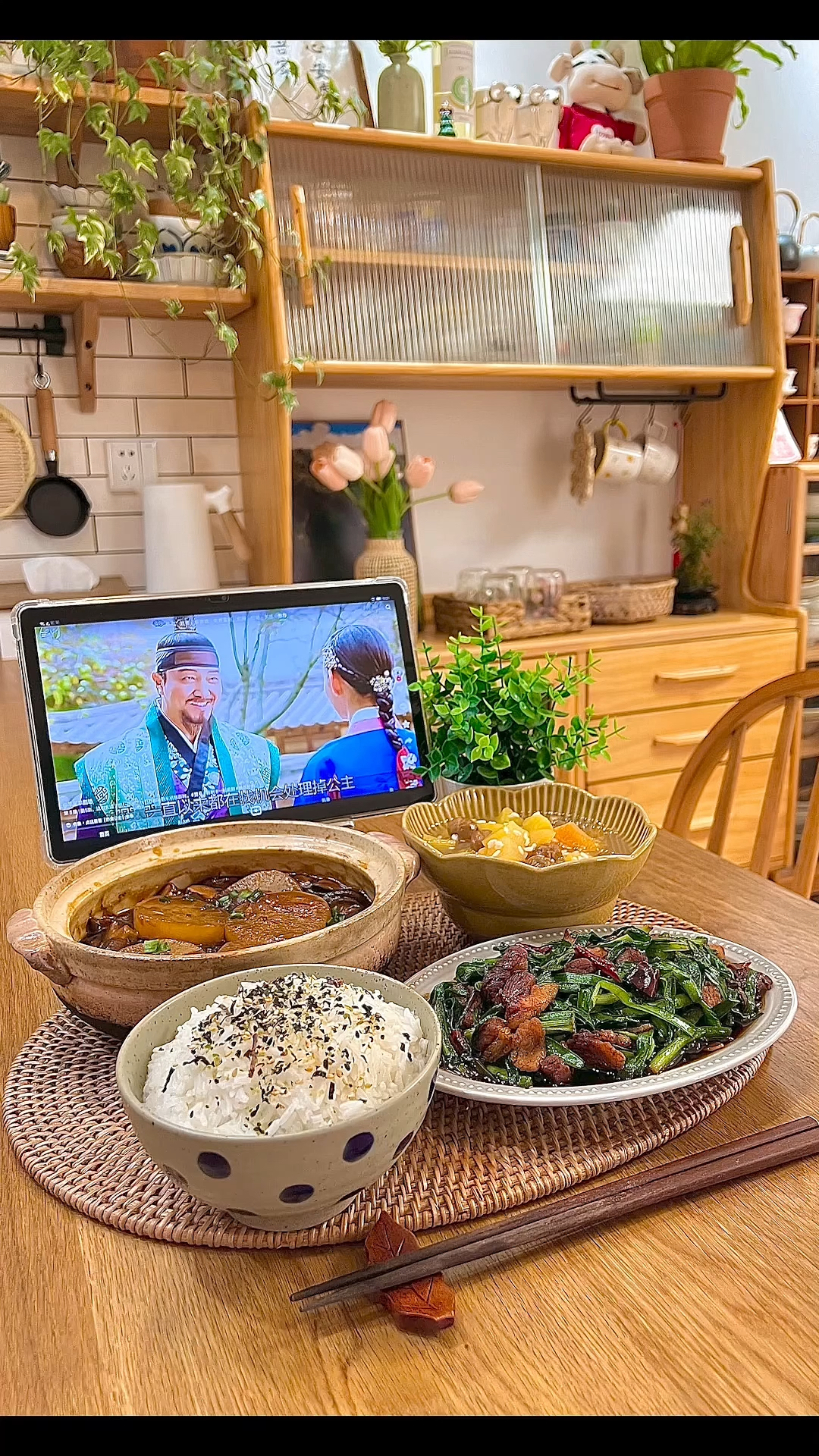 一人食:今天吃五花肉炒韭菜,素烧萝卜,黄桃桂圆酒酿
