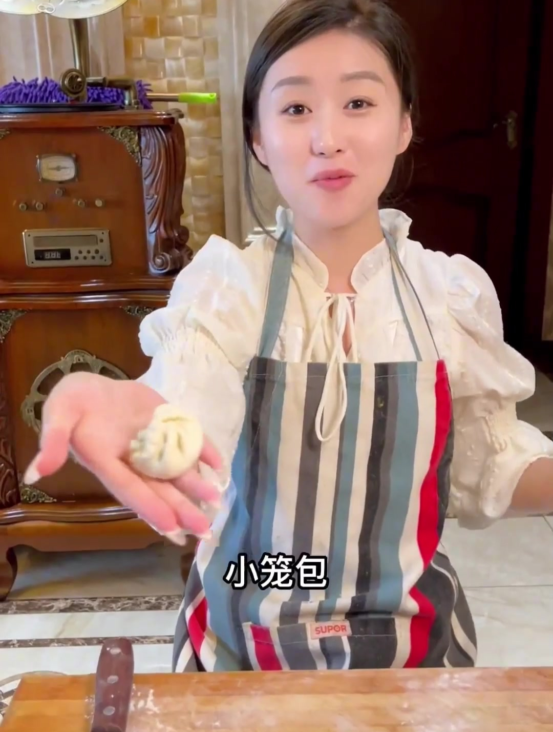 上班喽兄弟们!今天在家包饺子,我包的太阳花饺子真的很像王八吗