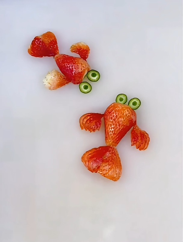 草莓金鱼创意盘饰创意摆盘技巧教程,简单又好看的年年有余摆盘