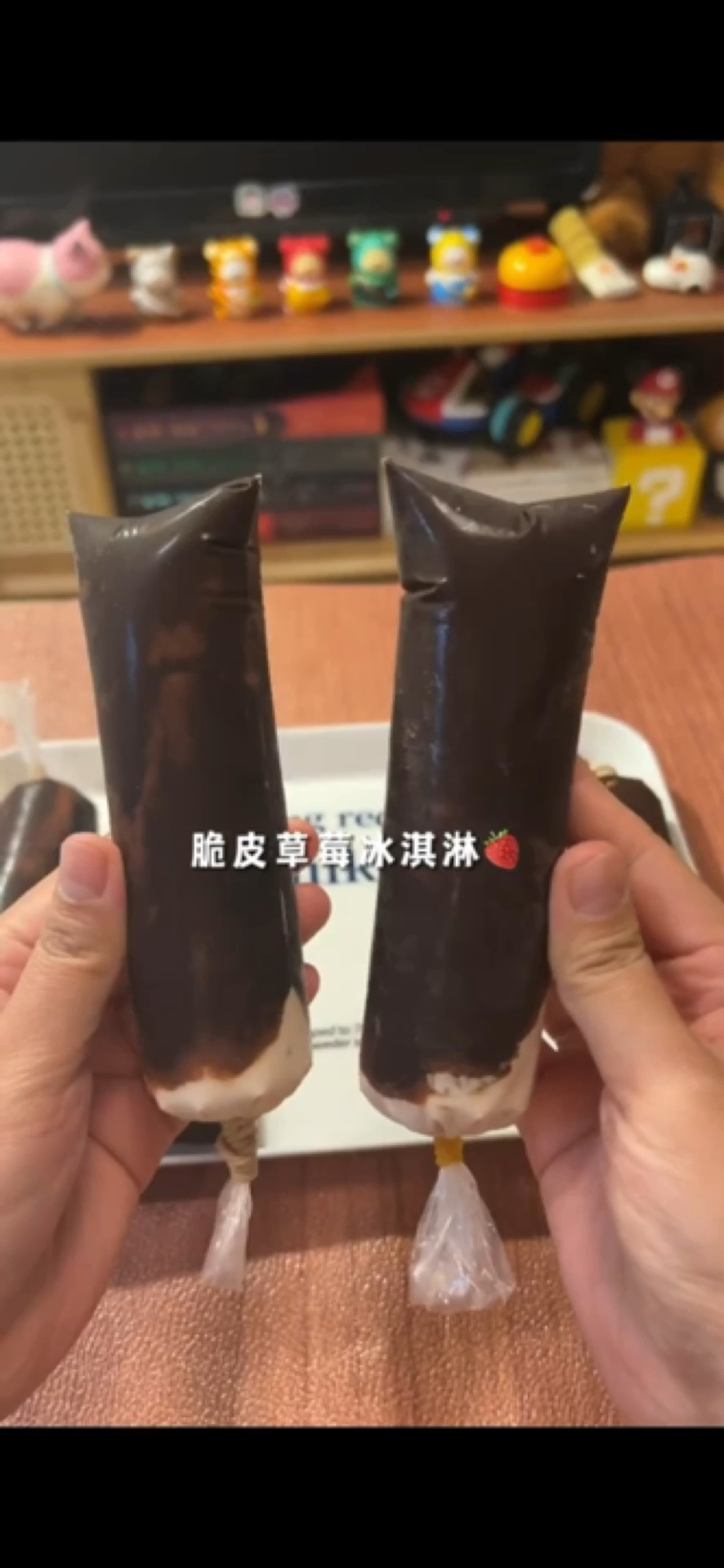 还买啥模具呀 有塑料袋就能做脆皮草莓冰激凌