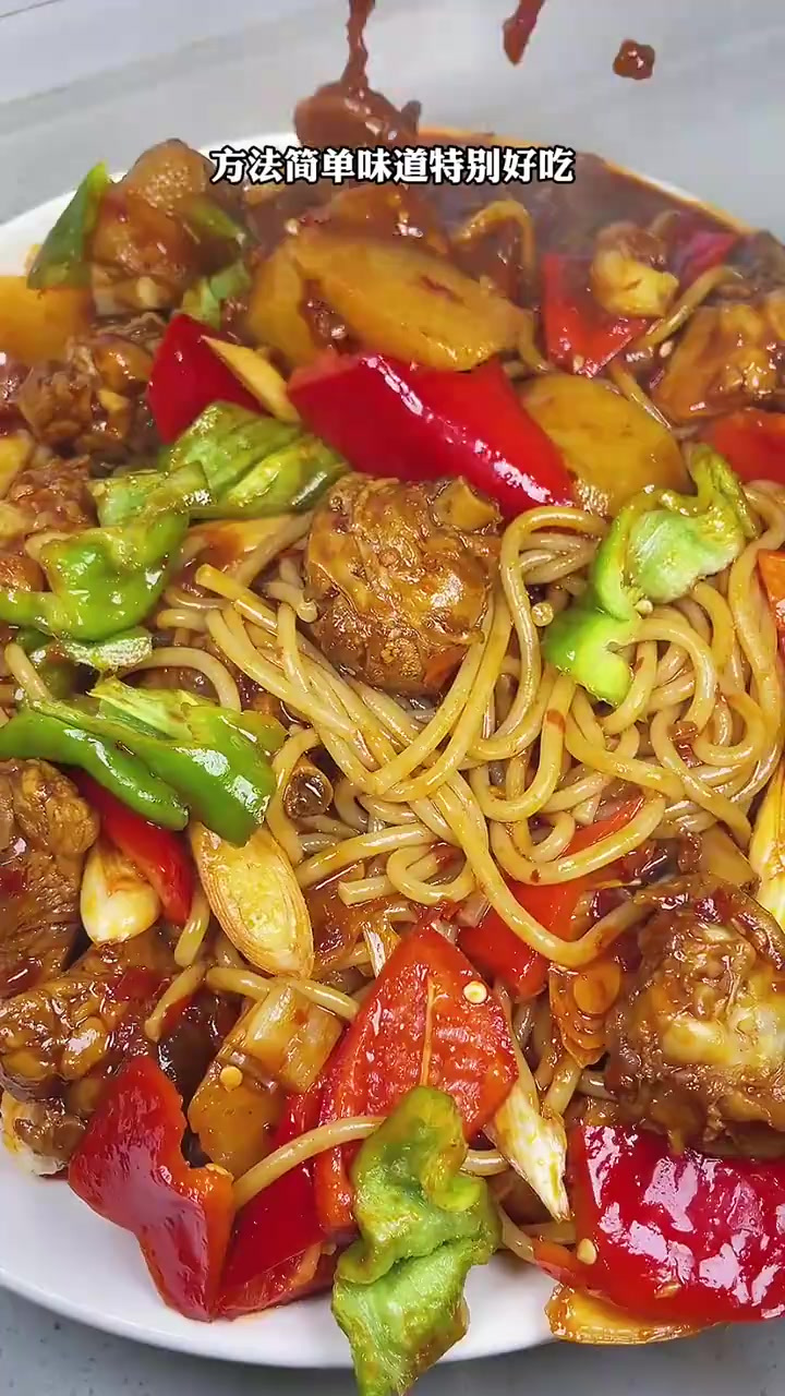 新疆的大盘鸡好吃,爆辣炒米粉也好吃,大盘鸡炒米粉你吃过吗?