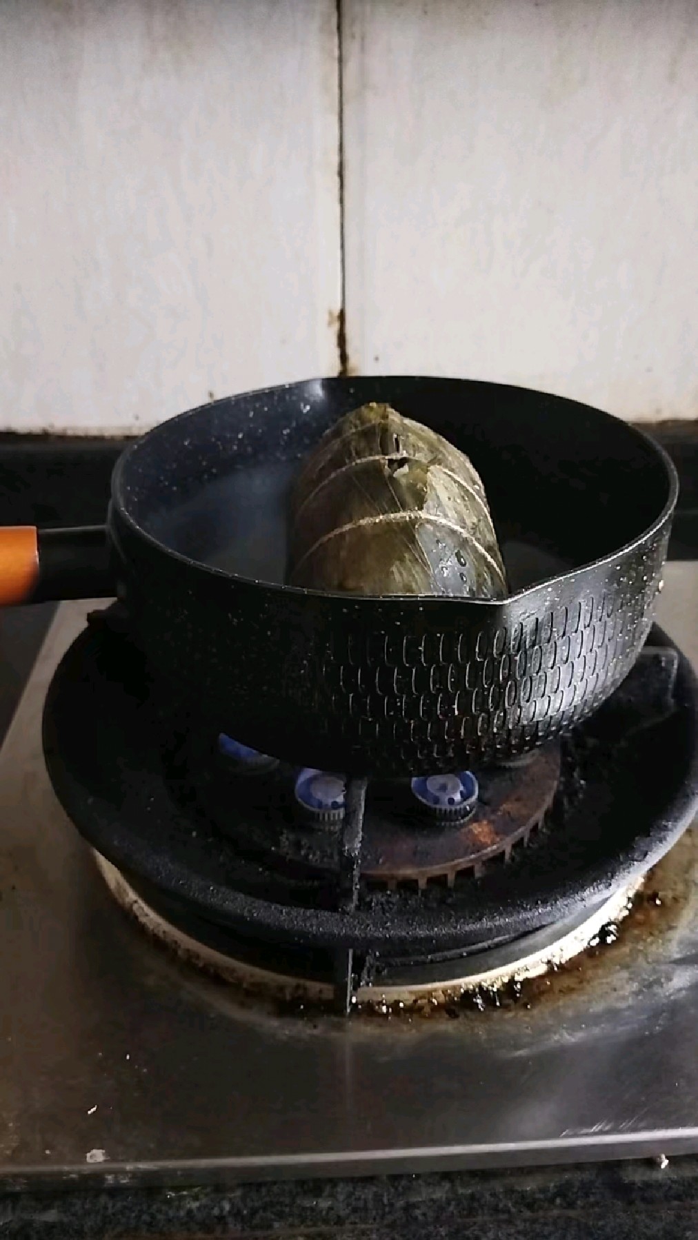 很多朋友买粽子回去不知道怎么二次加热,直接用水再煮一次,微波炉加热,烤着吃更香哦