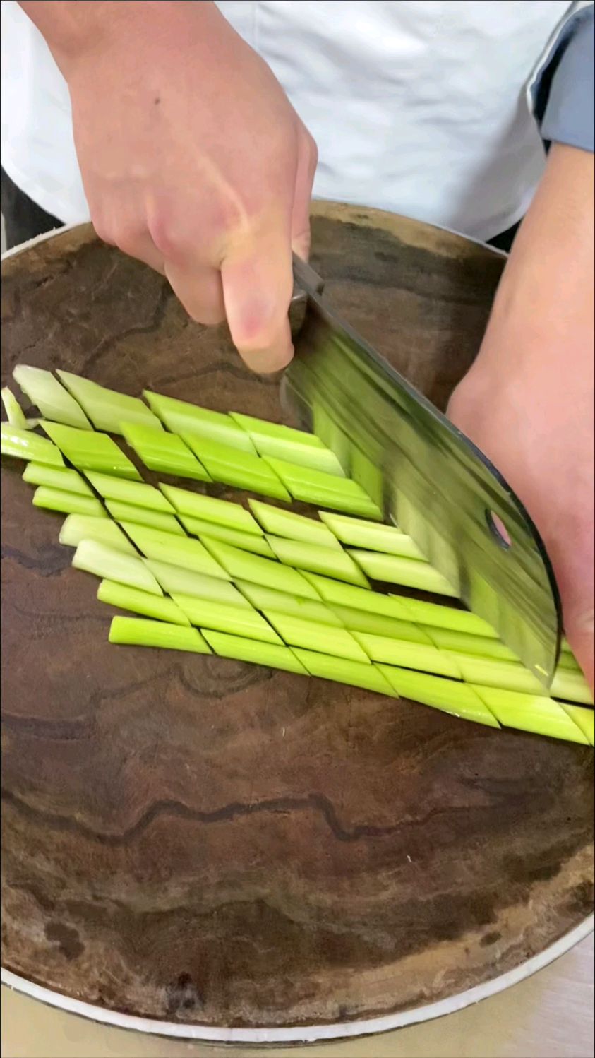 芹菜菱形怎么切?