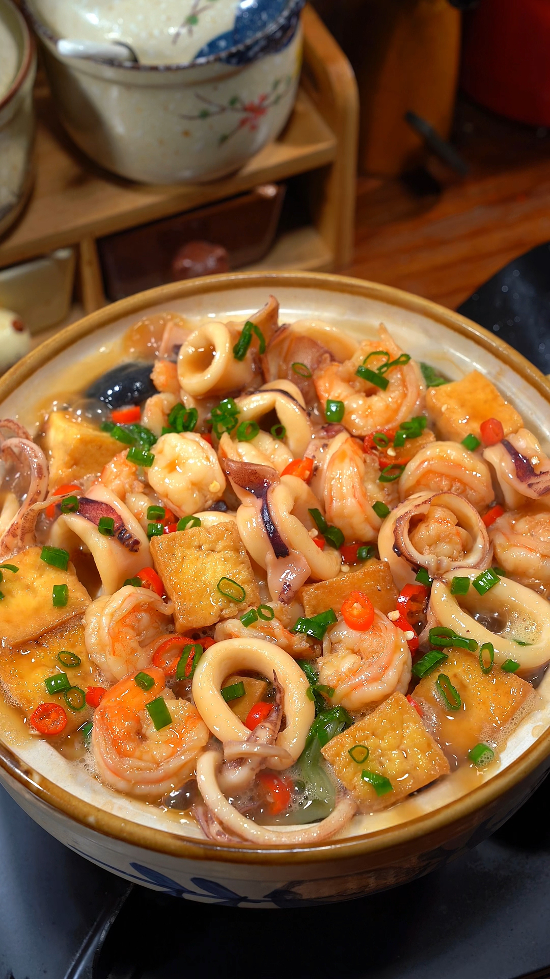 我们家每周都要吃几回这个海鲜豆腐煲,做法简单,鲜香美味又下饭