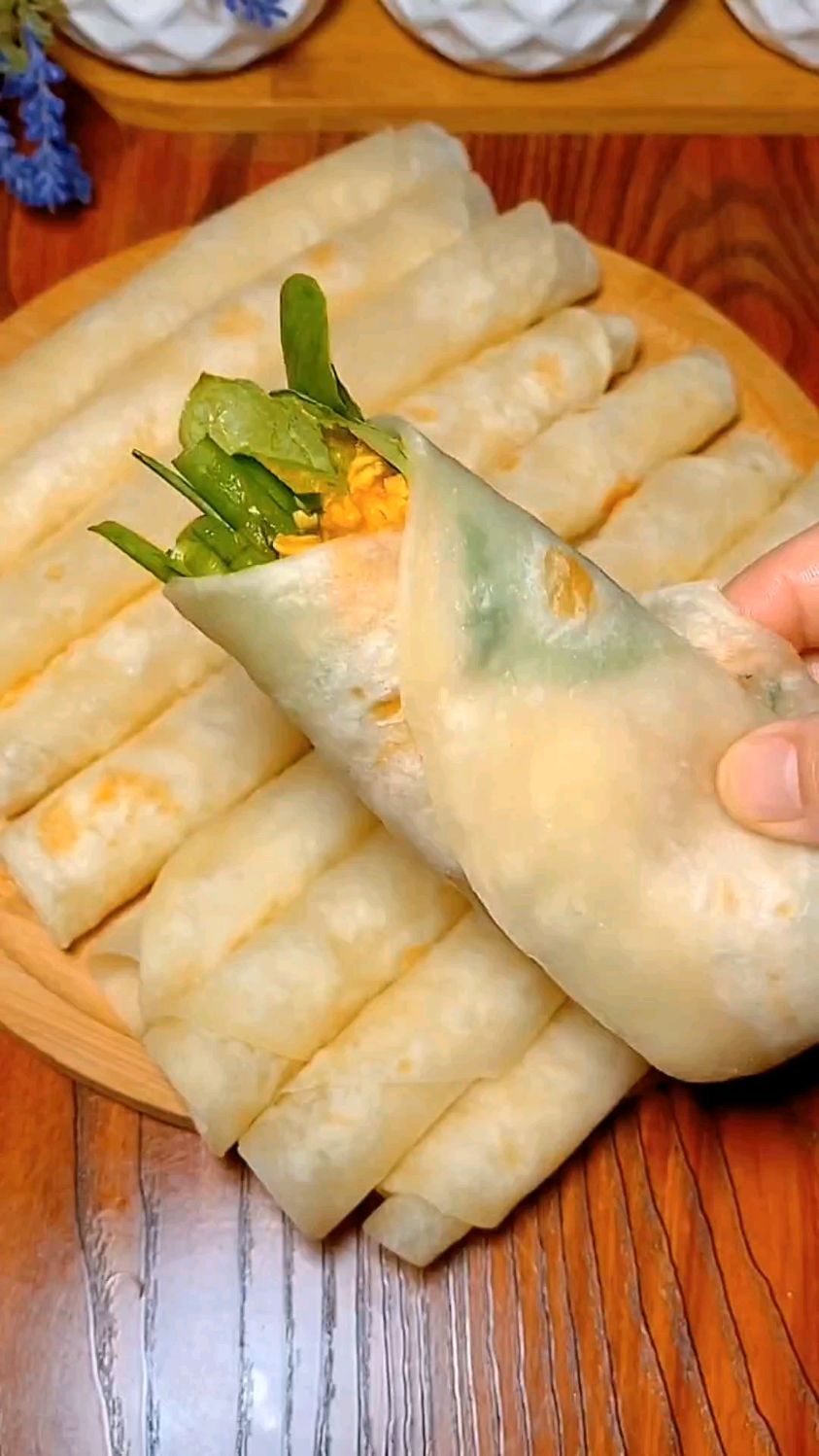 今天我做了万能小单饼,卷肉卷菜都好吃,柔软劲道,而且凉了也不会硬