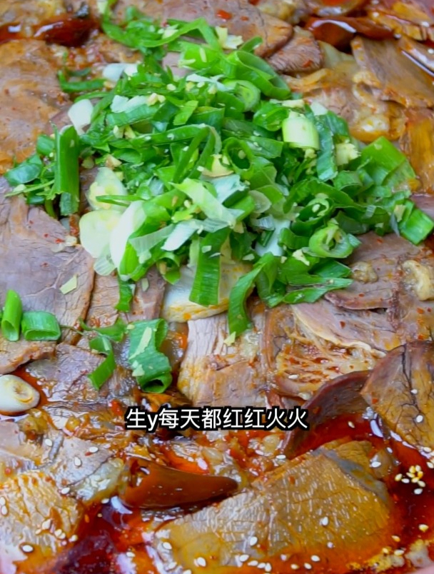 疯狂路边小店,30张桌子一天要坐135桌,老板去年给员工买6套房子