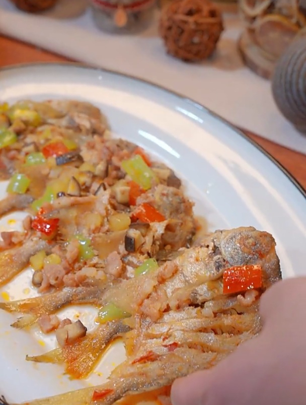 干烧鲳鱼 今天给大家做一道:“干烧鲳鱼”