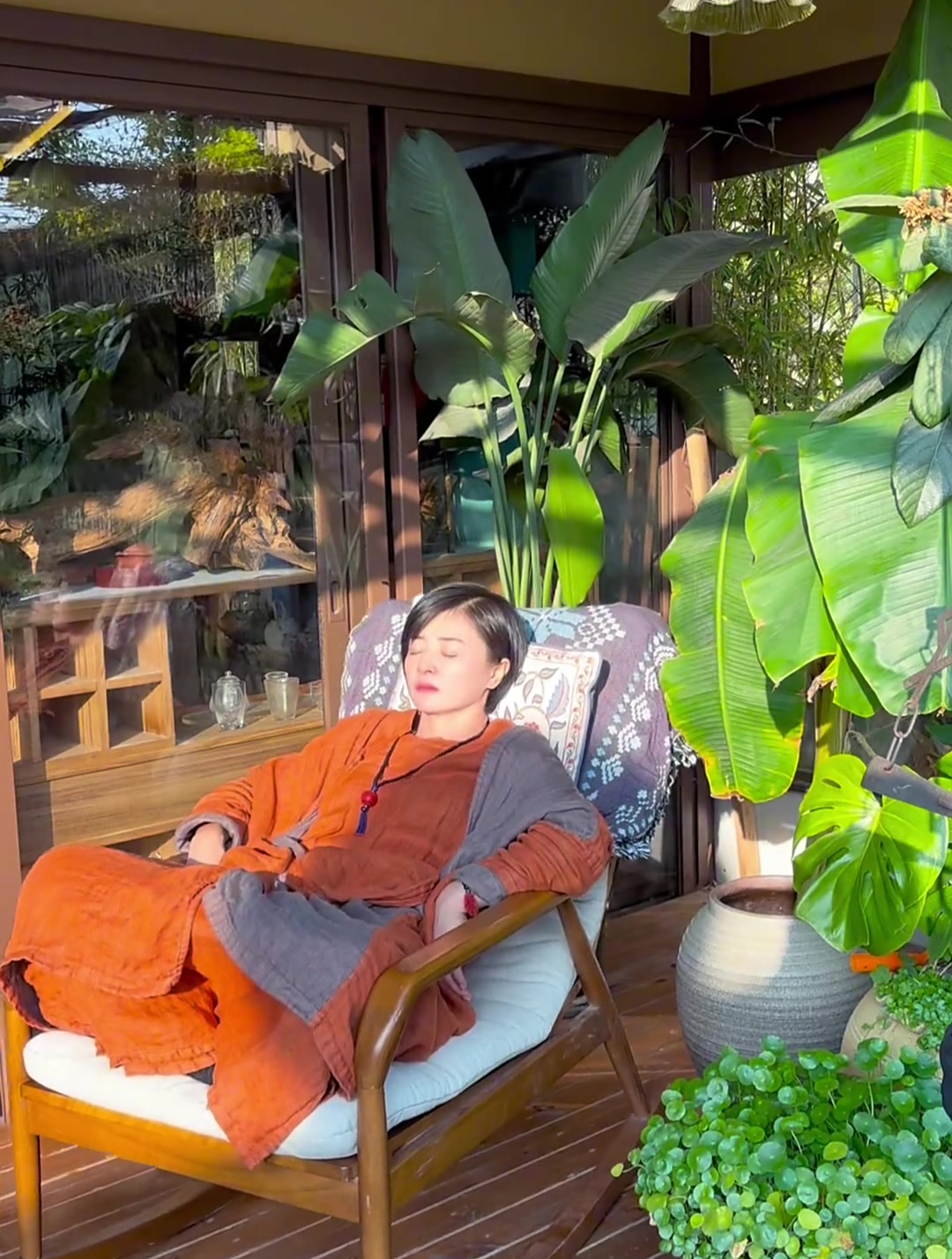 带灯的,老榆木新做的柜子到了,挺有氛围感的