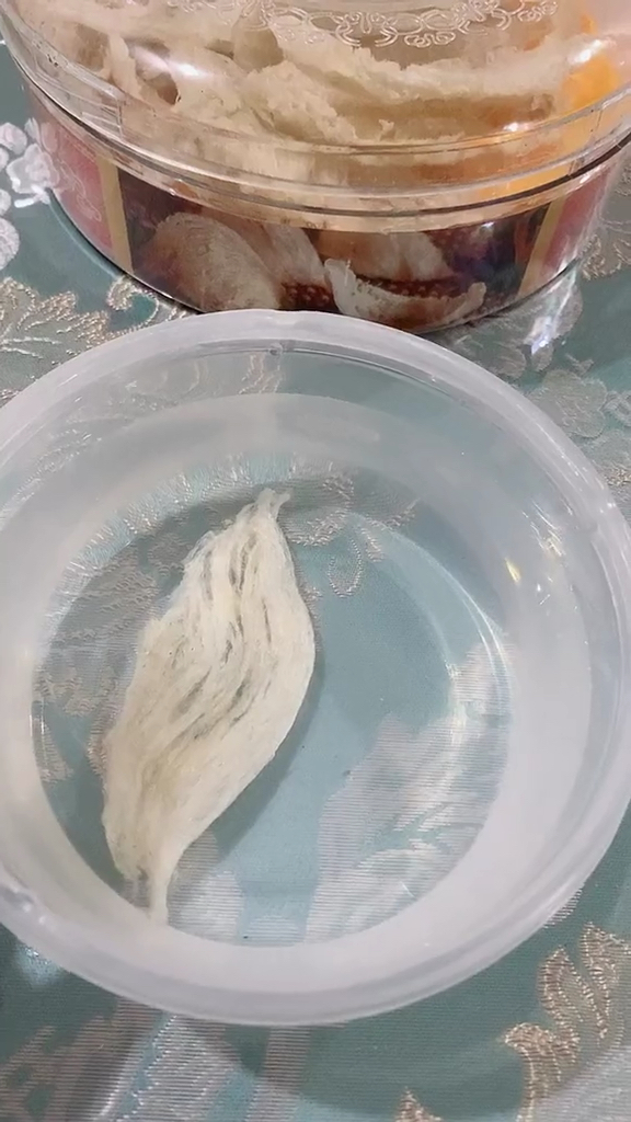 炖燕窝。燕窝泡一晚后洗净。加水没过燕窝,水开转小火炖15分钟,加冰糖牛奶再炖5分钟