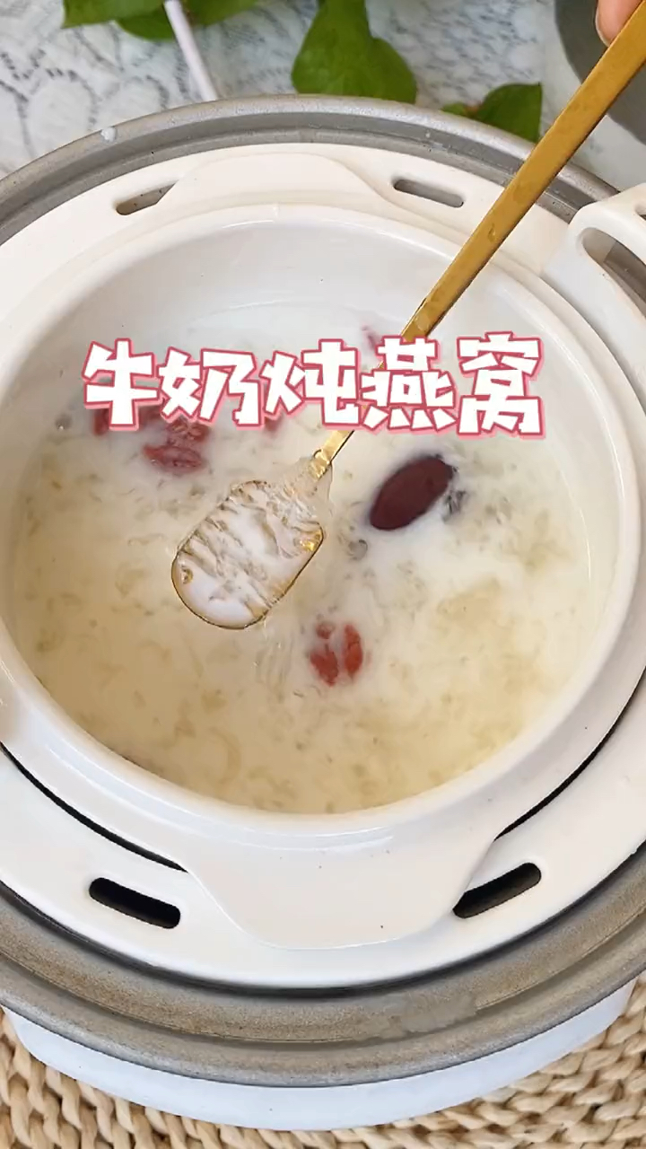 燕窝每次泡发好分装冰箱冷冻,这样炖燕窝很是方便,记住最好空腹喝!