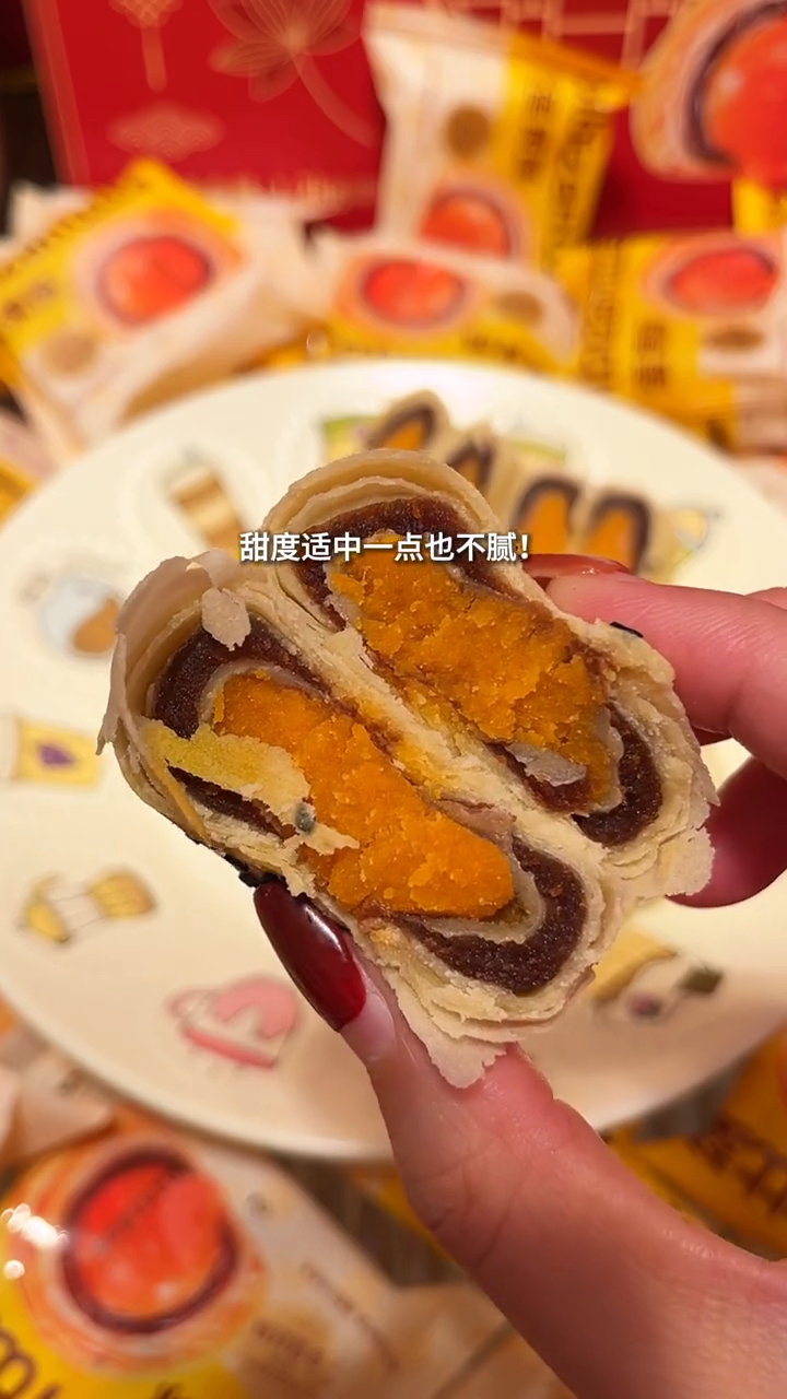咸香软糯的蛋黄酥还是礼盒装送礼也有面。#新春年货不打烊#