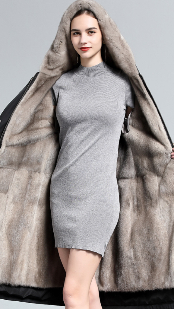 2023年冬季,羽绒服已不再是主流,“水貂派克服”才是中年女人的新宠!