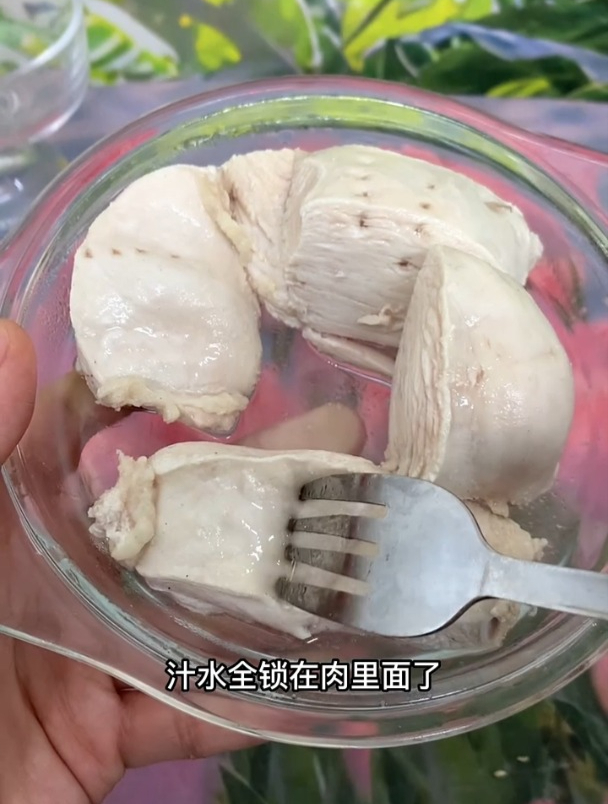 你家的猫猫为什么不吃鸡胸肉,可能是你做的不好吃